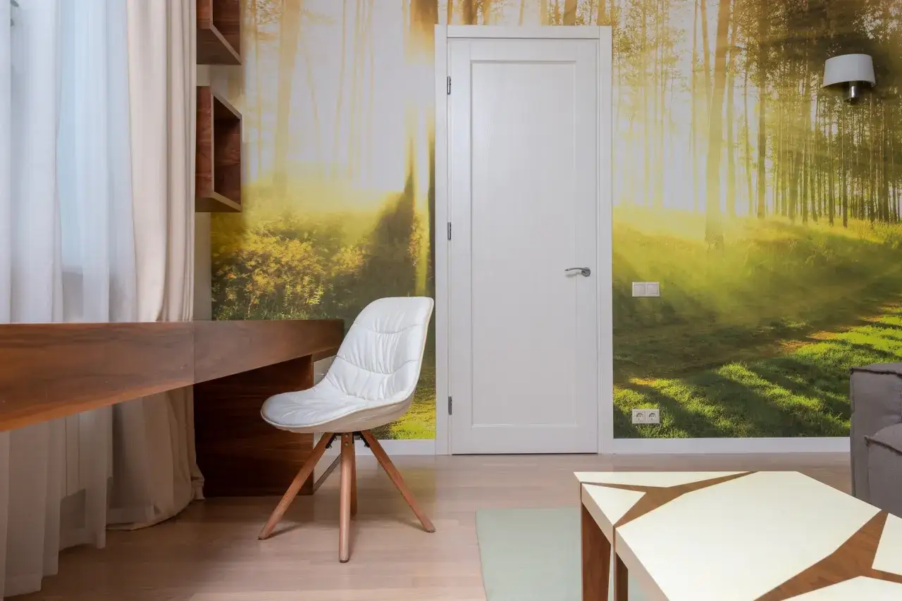 Jaka fototapeta najlepsza? Leśna polana w promieniach słońca tworzy przytulną atmosferę. Białe drzwi i meble dodają elegancji.