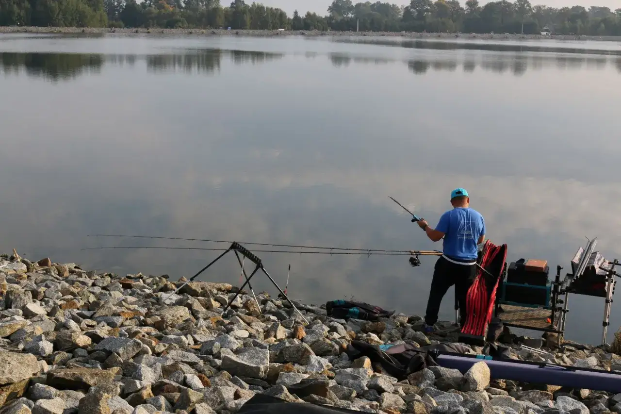 wędkarz gruntuje łowisko