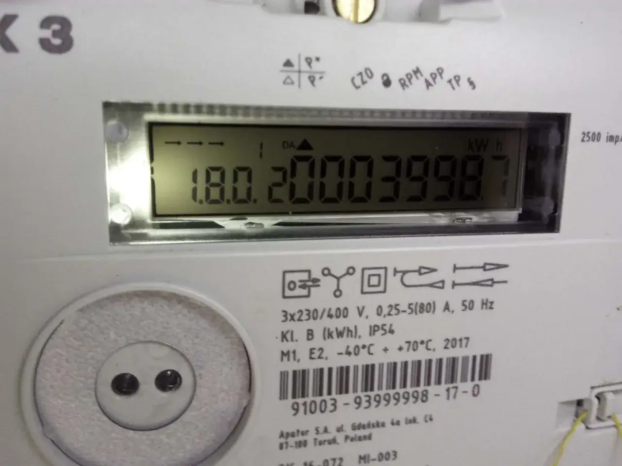 Cyfrowy numer licznika elektrycznego: 1.8.0.20003998.7 kWh.