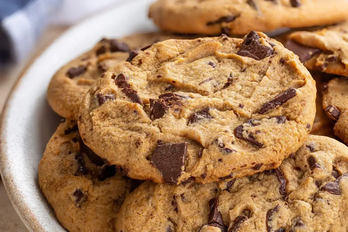 Świeżo upieczone ciastka Pieguski na kratce do studzenia