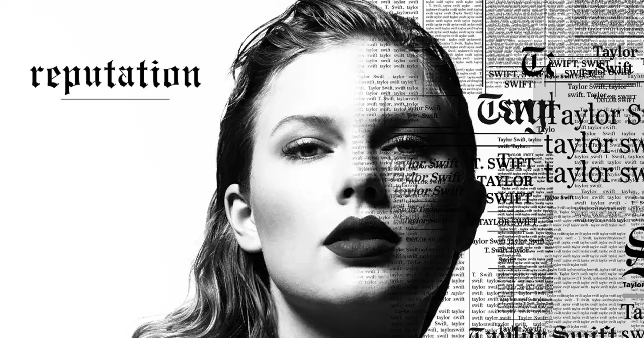 Taylor Swift w czerni i bieli, z napisem 