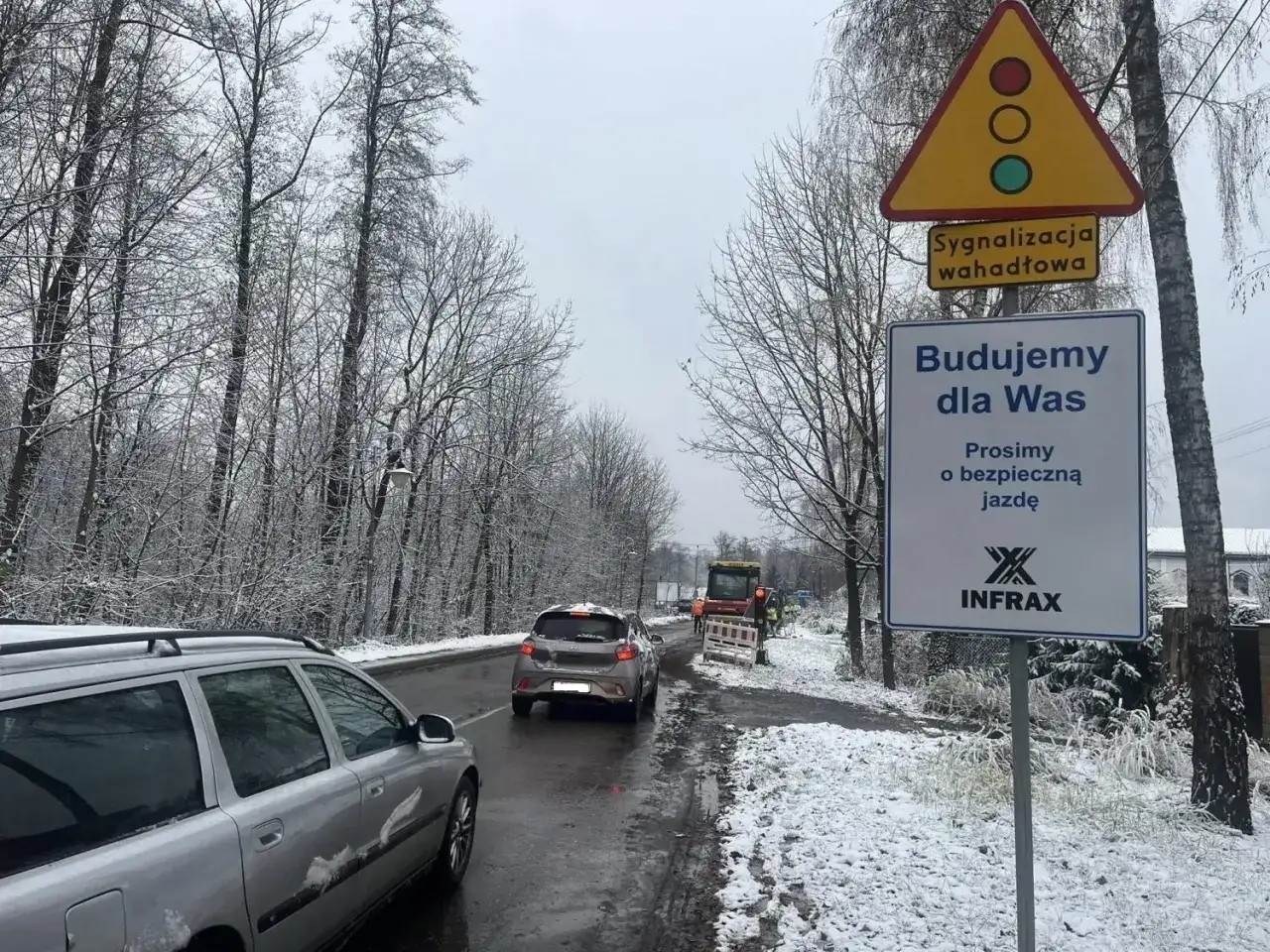 Zimowe informacje drogowe Cieszyn: sygnalizacja wahadłowa i tablica 