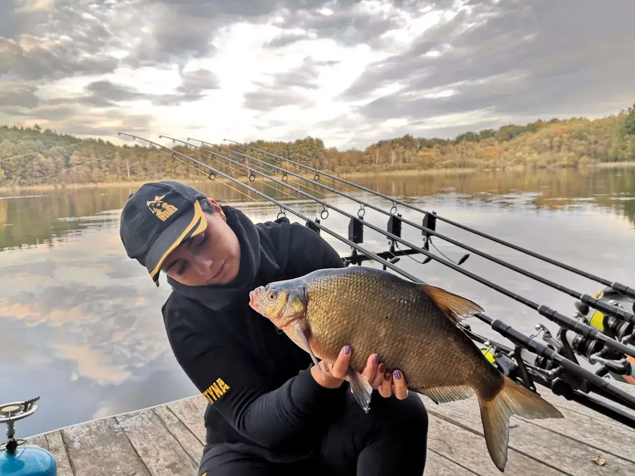 Wędkarz nad rzeką łowiący leszcze