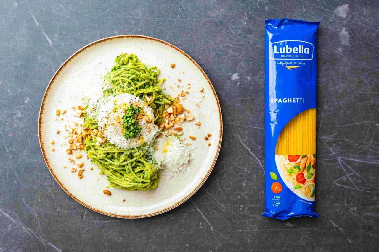 Pesto z karczocha do czego? Idealne do spaghetti, posypane orzechami i parmezanem, z jajkiem sadzonym.