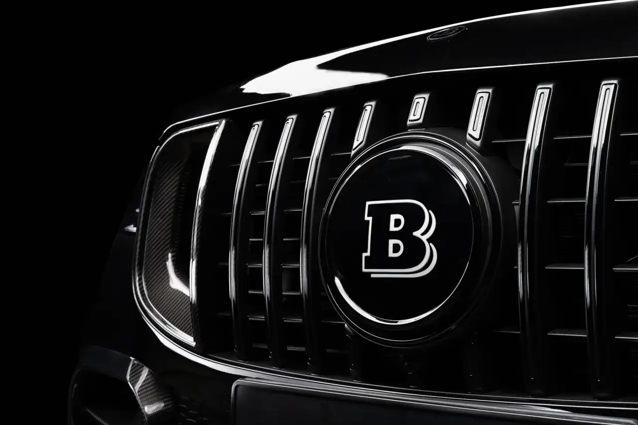Czarny grill z logo Brabus. Zastanawiasz się, ile kosztuje tuning Brabus? To luksusowe modyfikacje.