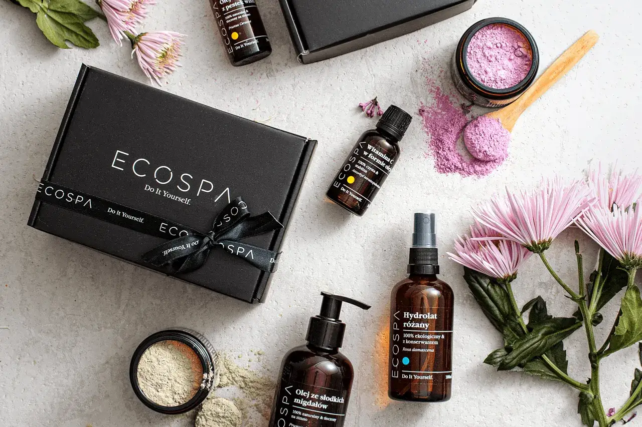 Eleganckie prezenty na Dzień Mamy DIY: kosmetyki Ecospa, pudrowa maska, olejek migdałowy, hydrolat różany i kwiaty.