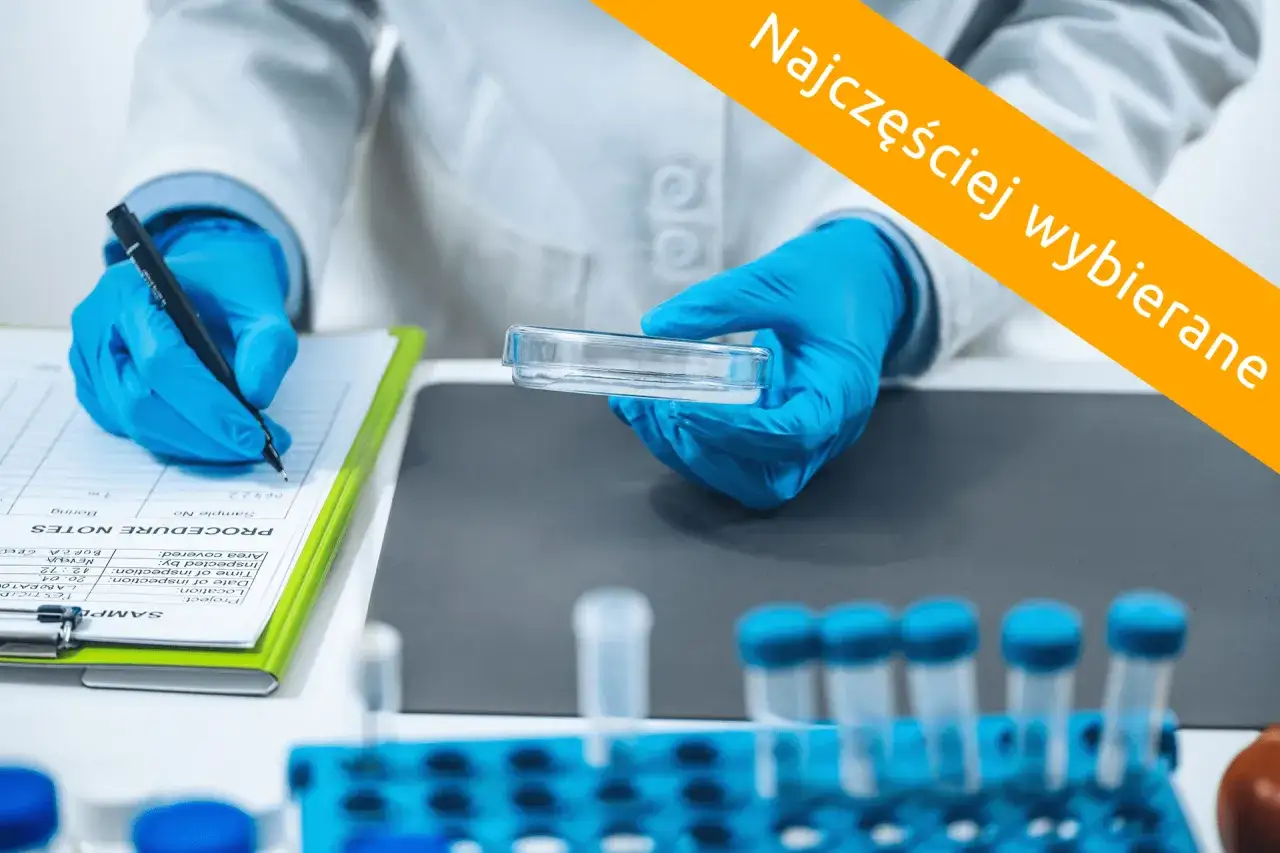 laboratorium badające próbki wody, mikrobiolog analizujący wodę