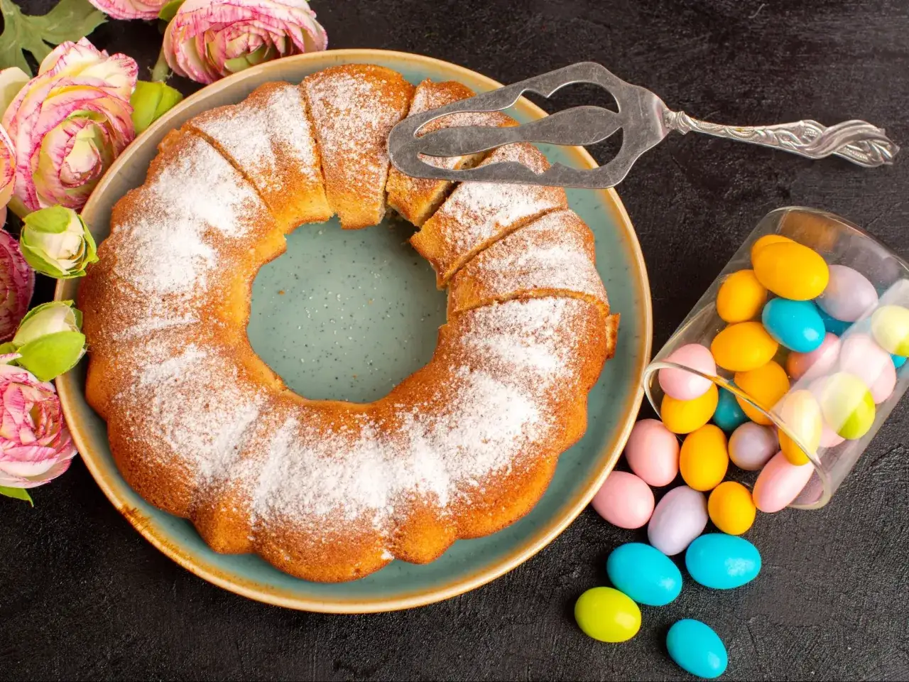 Babka piaskowa z majonezem na paterze