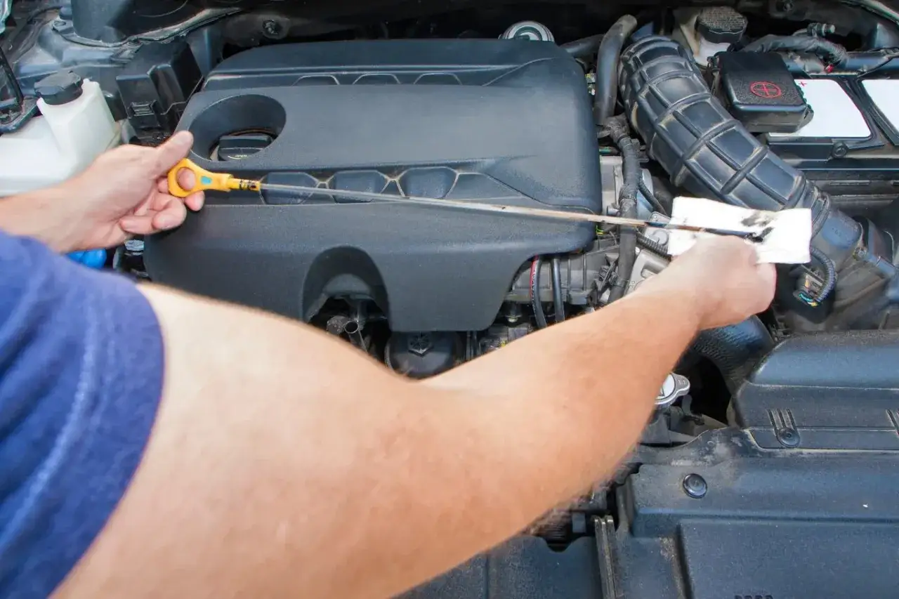 Sprawdzanie poziomu oleju w silniku. Wiesz, ile wlać oleju do silnika, gdy miarka pokazuje za mało?