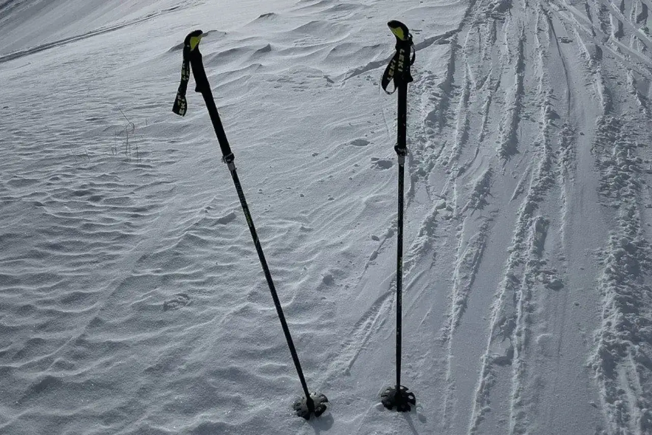 Narciarz z kijkami na stoku