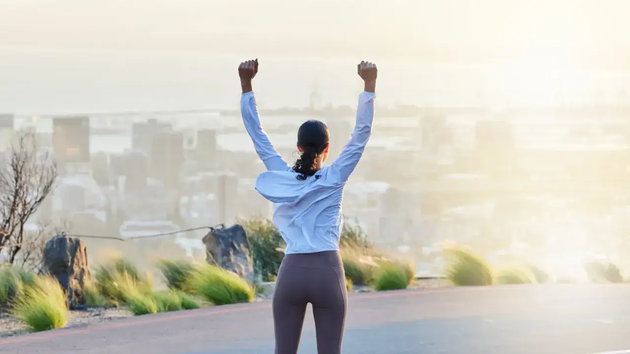 osoba zastanawiająca się nad przyszłością, motywacja do zmiany