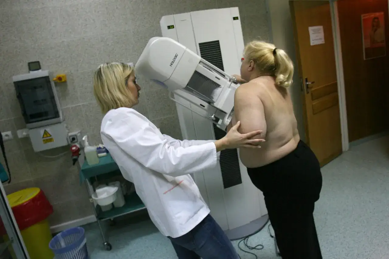 kobieta wykonująca mammografię lub cytologię