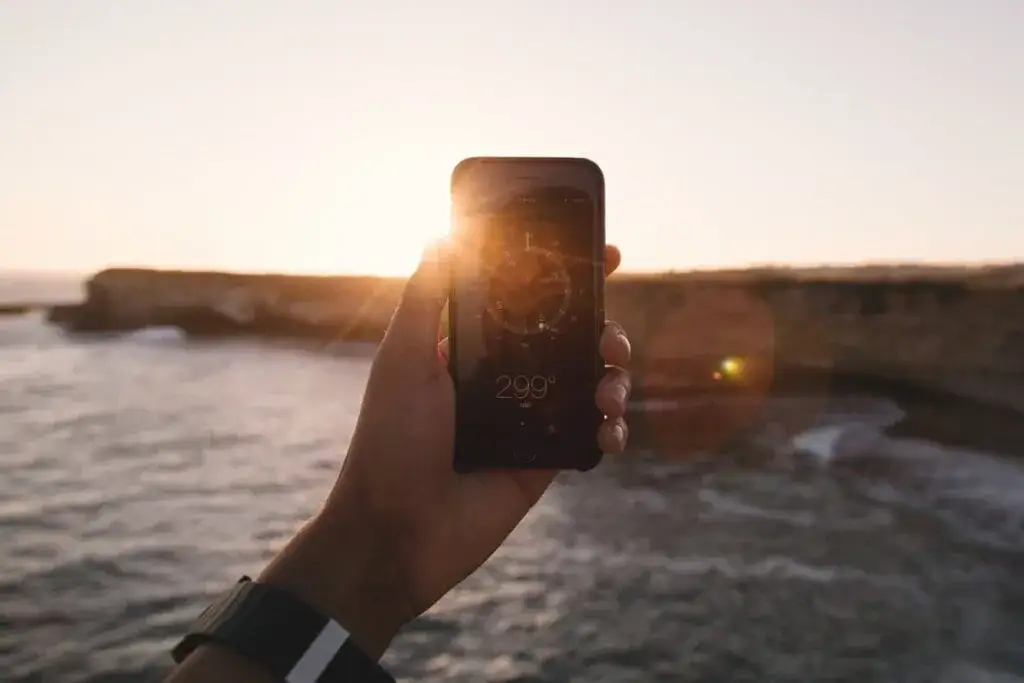 Zdjęcie Kompas cyfrowy w telefonie – co to jest i jak go używać w praktyce