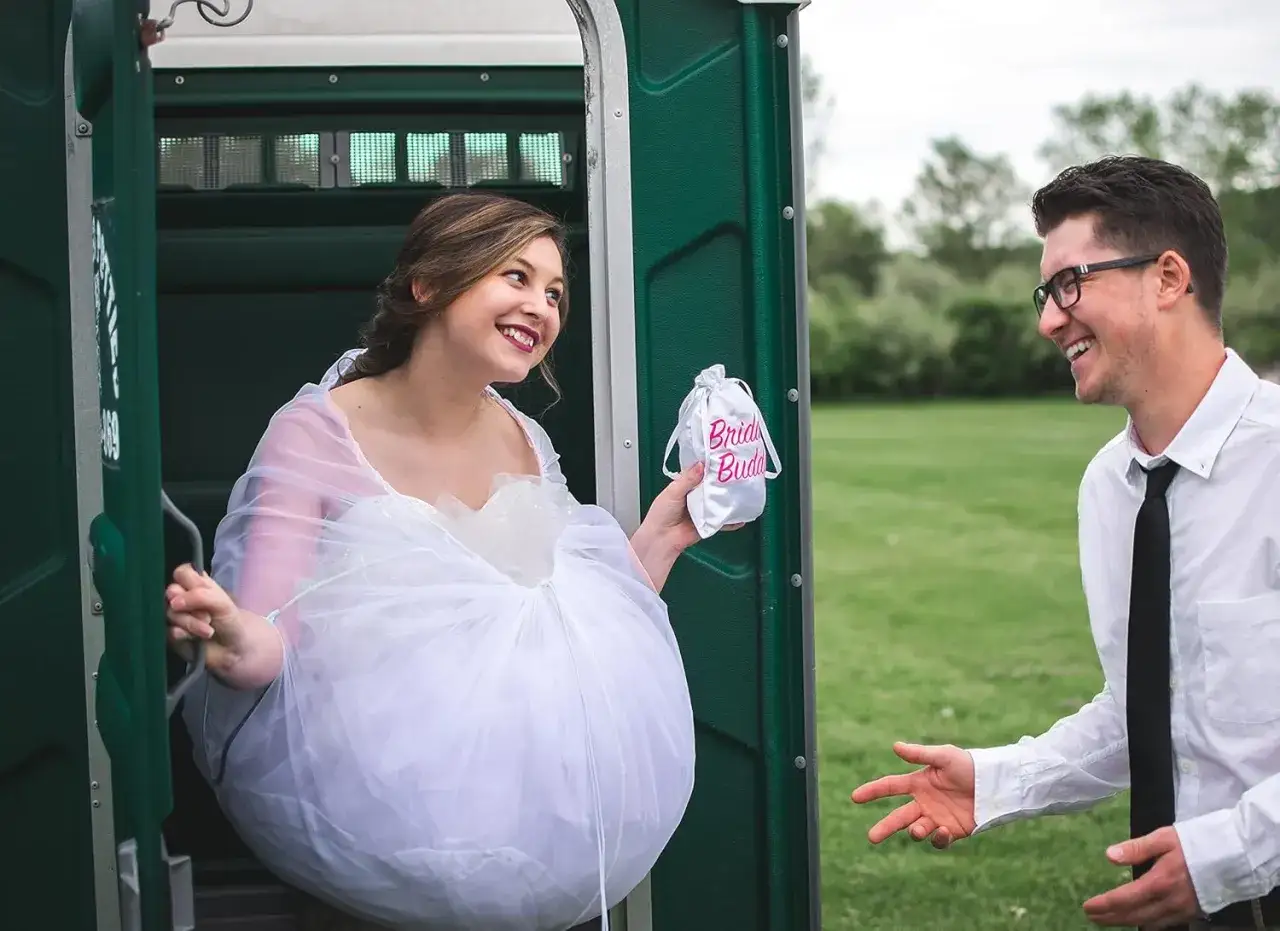 Panna młoda w toalecie humor