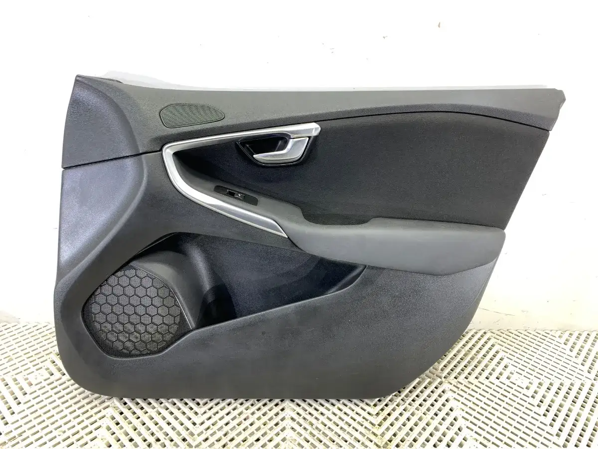 Volvo V40 wnętrze drzwi boczek