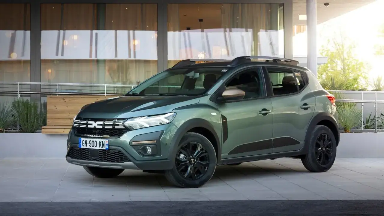 Zielony Dacia Sandero Stepway, idealny do miasta i na wypady. Sprawdź jego niskie spalanie!