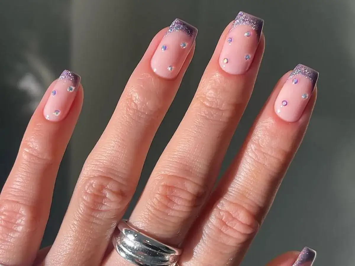 Modny french manicure z brokatowym ombre i cyrkoniami. Delikatny róż i fiolet tworzą elegancką całość.
