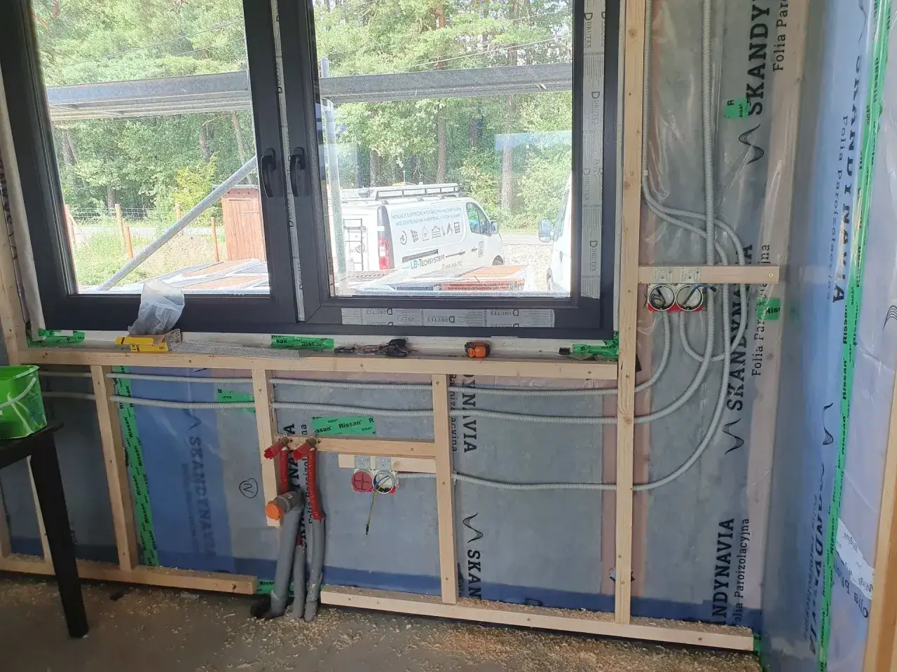 Prowadzenie instalacji elektrycznej w peszlach w domu szkieletowym