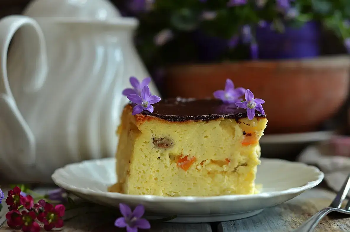 puszysty sernik na talerzu z widelcem