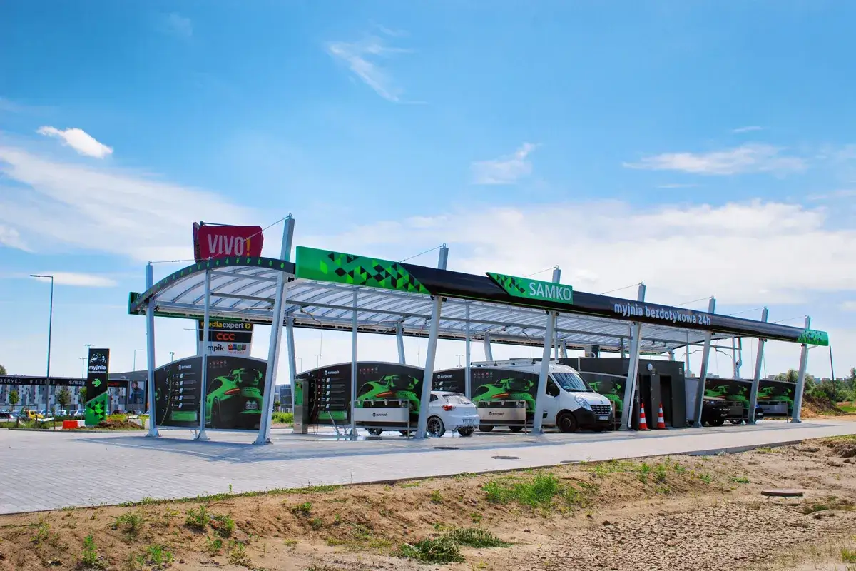 nowoczesna myjnia bezdotykowa z wieloma stanowiskami