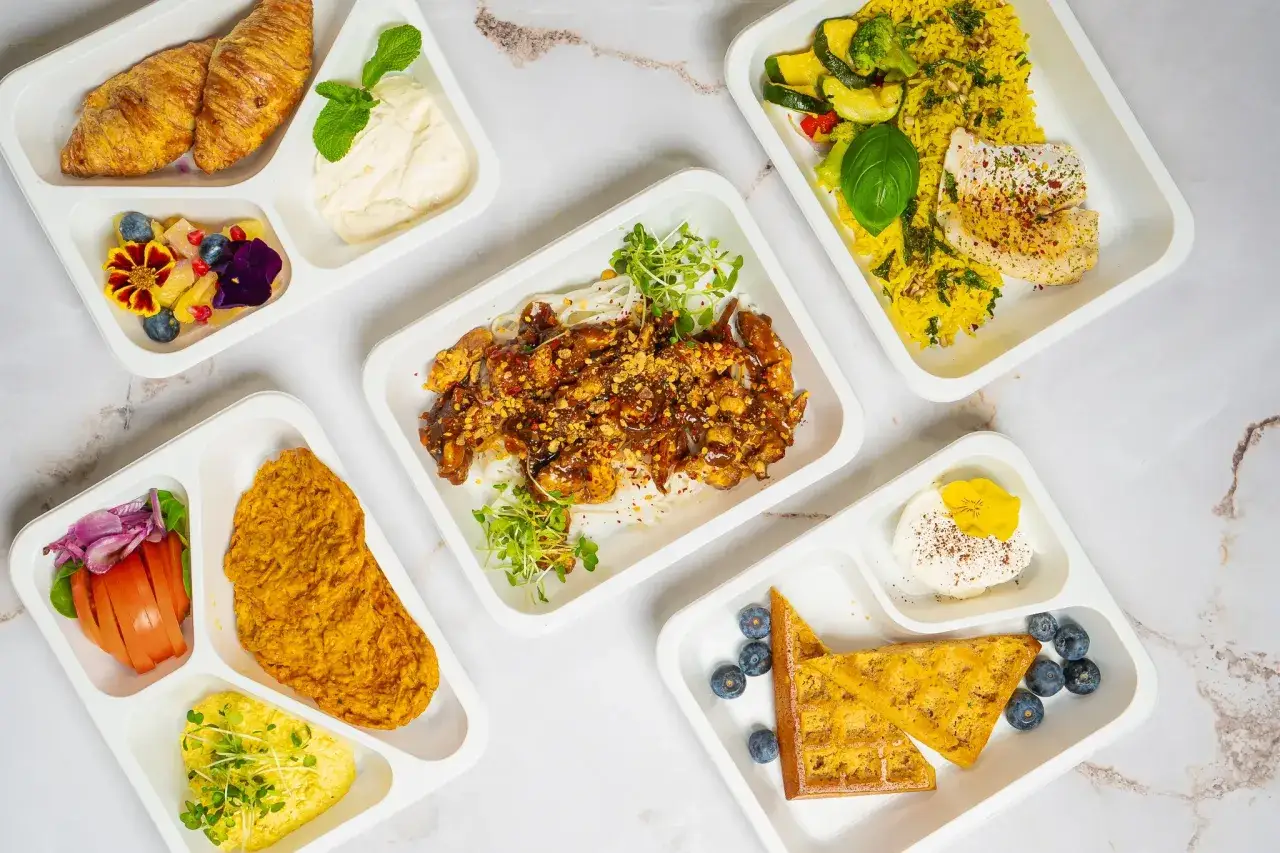Różnorodne posiłki w pojemnikach: ryż z rybą, makaron z kurczakiem, omlet, gofry. Catering dietetyczny czy warto?