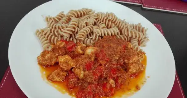 Zdjęcie Jakie są najlepsze przepisy na makaron z czerwonym pesto i kurczakiem?