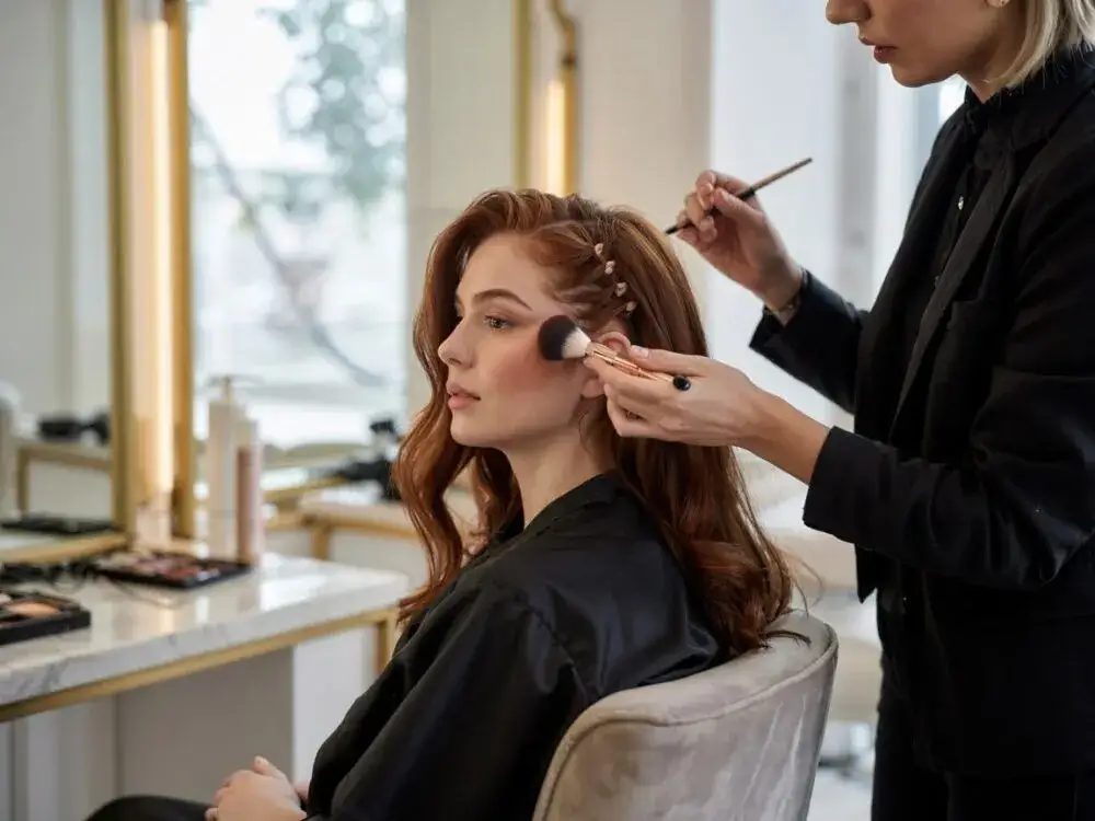 Zdjęcie Makijaż czy fryzura co najpierw? Oto jak uniknąć zniszczenia efektu