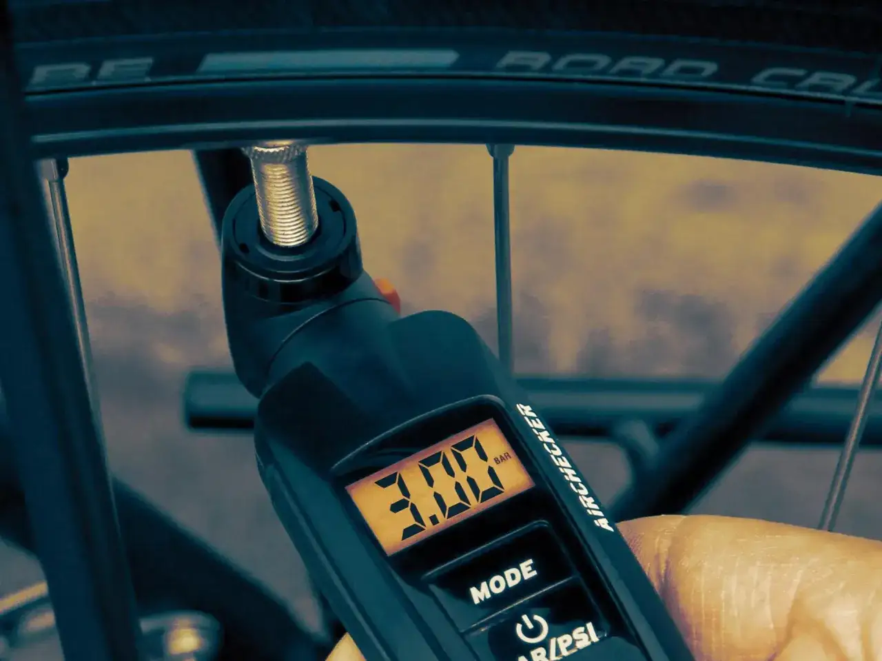 Zdjęcie Jak napompować oponę bezdętkową w rowerze – uniknij najczęstszych błędów