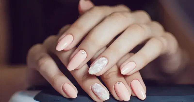 Zdjęcie Todo lo que necesitas saber sobre gel de uñas acrílicas y más
