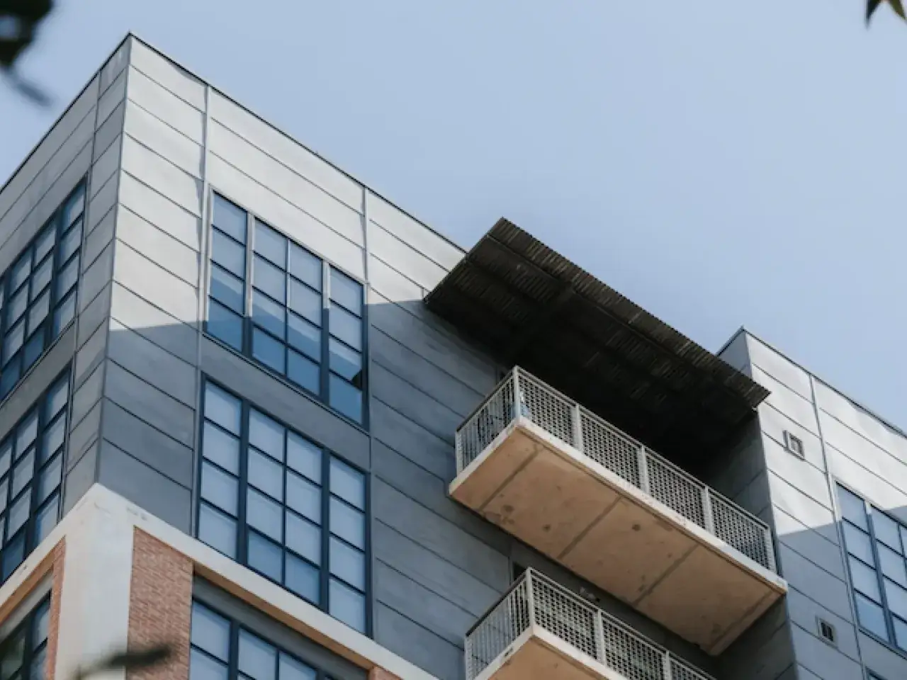 Zdjęcie Czy kupując mieszkanie od dewelopera płacę podatek? Sprawdź szczegóły.