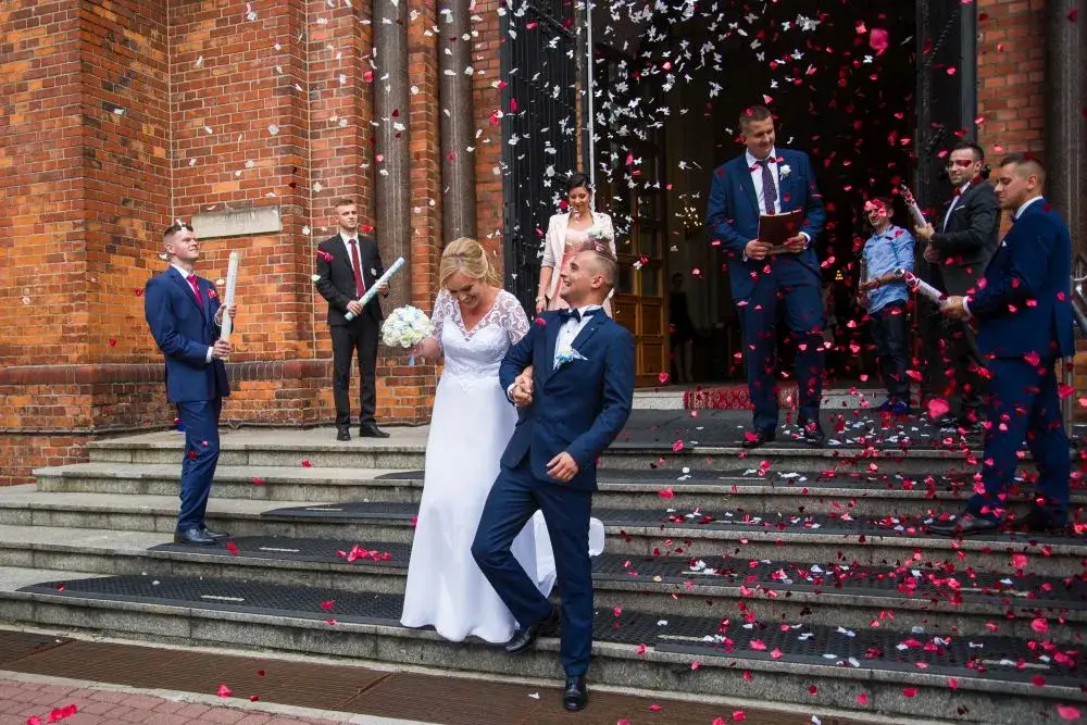 Zdjęcie Ile tub konfetti przed kościołem? Klucz do niezapomnianego wyjścia
