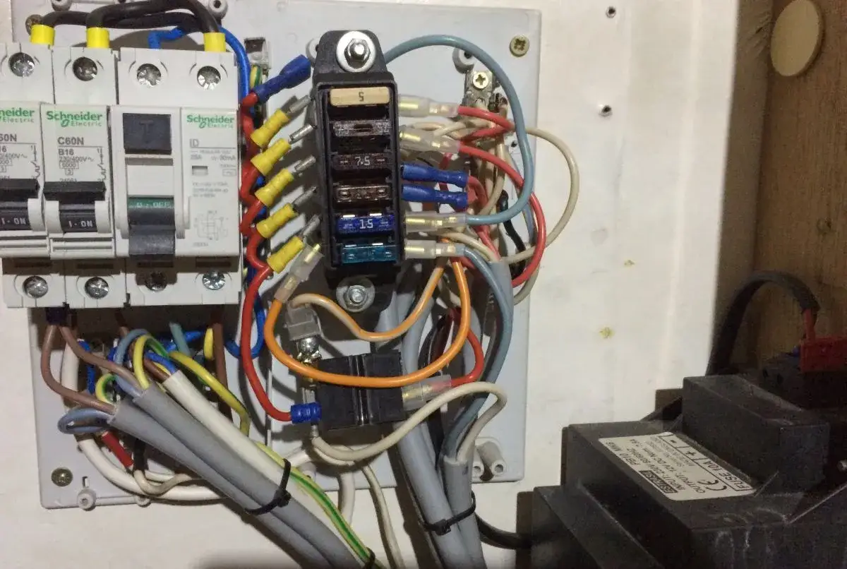 Zdjęcie Jak podłączyć akumulator do przyczepy kempingowej - uniknij błędów przy instalacji