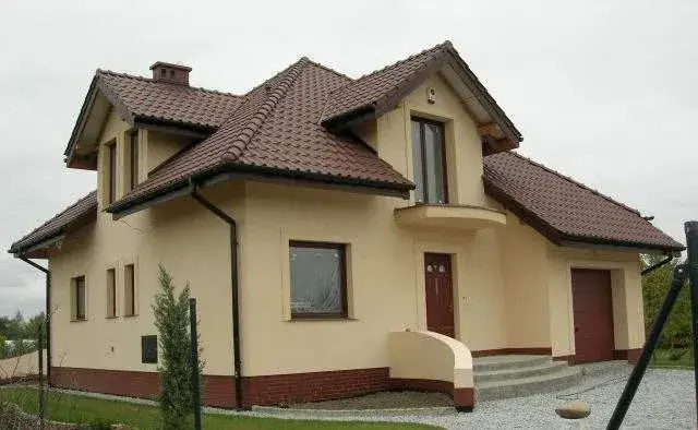 Zdjęcie Idealne kolory elewacji do kasztanowego dachu - harmonia i styl