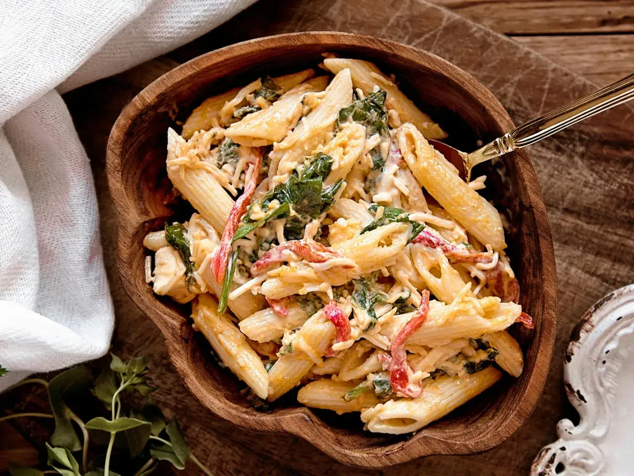 Zdjęcie Prosta sałatka z makaronem penne i kurczakiem, która zachwyci smakiem