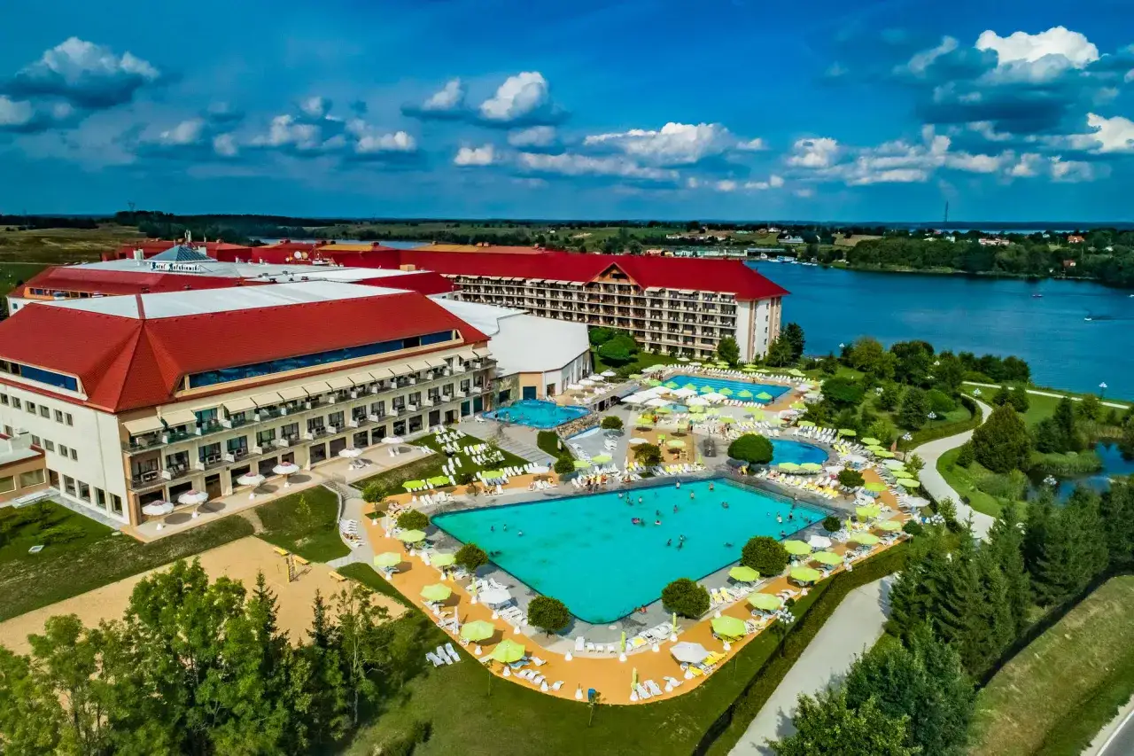 Zdjęcie Hotel Gołębiewski w Mikołajkach - kiedy powstał i jego historia