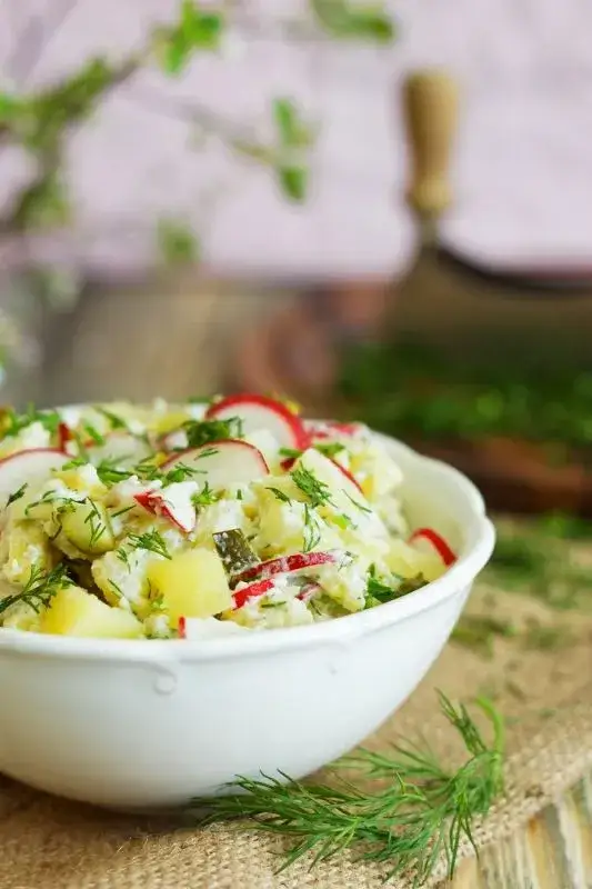 Zdjęcie Sałatka na grilla z ziemniakami i ogórkiem zielonym, która zaskoczy gości