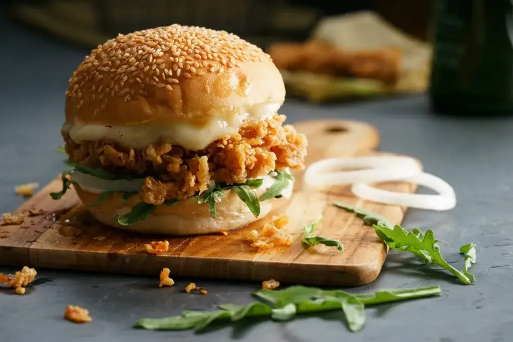 Zdjęcie Burger poulet pan&eacute; maison : la recette ultime, mieux qu'au fast-food !