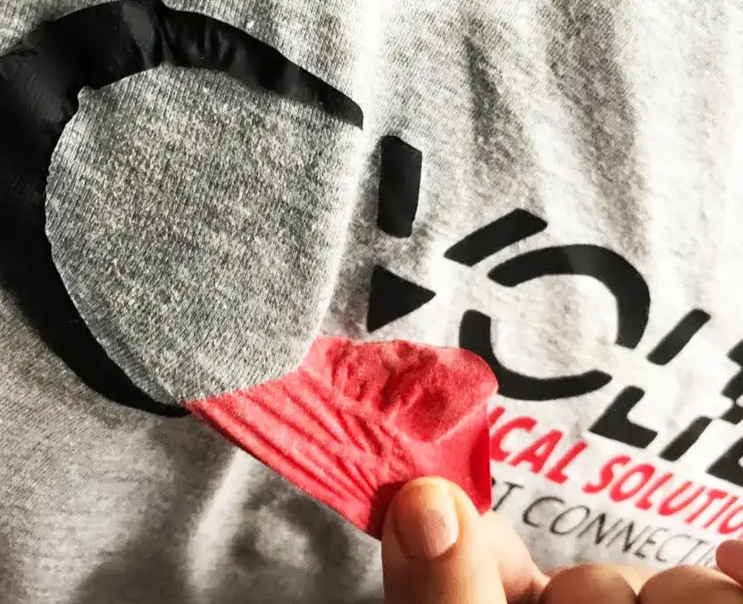 Zdjęcie Jak bezpiecznie usunąć nadruk z bluzy? Poradnik krok po kroku