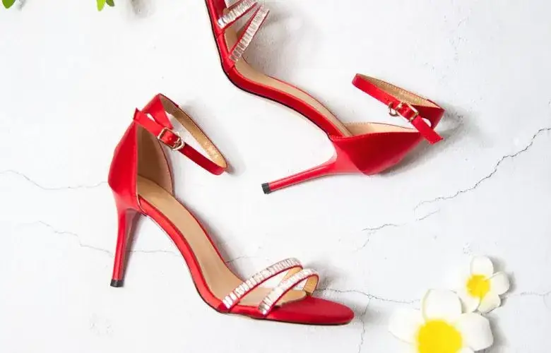 Zdjęcie Jaka torebka do czerwonych butów? Odkryj sekrety stylistki!