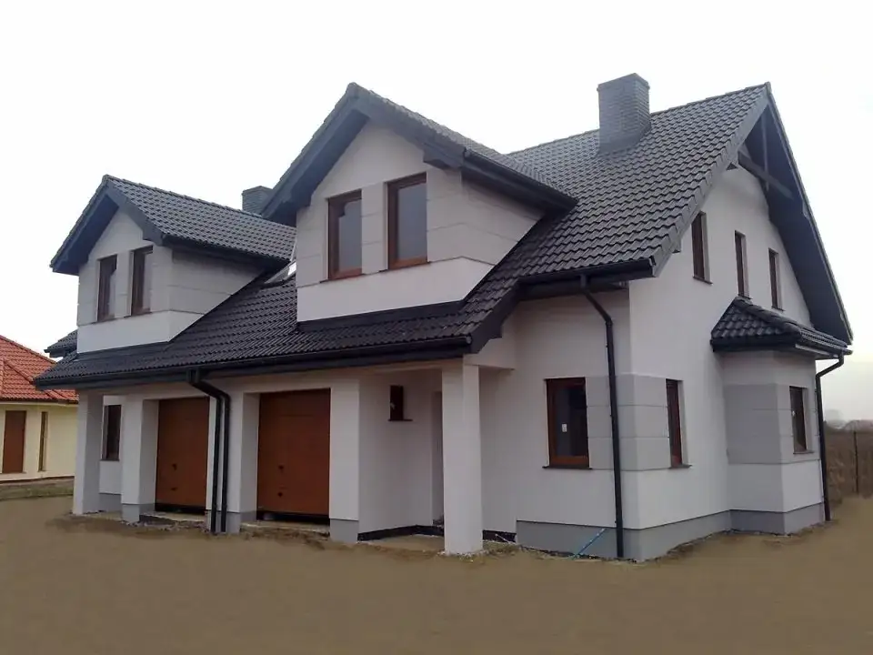 Zdjęcie Jakie kolory elewacji najlepiej pasują do grafitowego dachu i okien złoty dąb