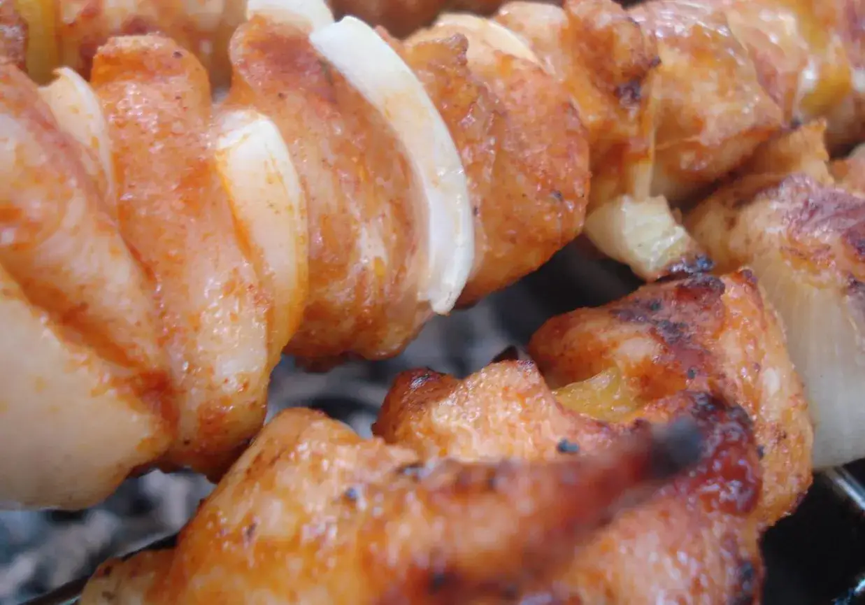 Zdjęcie Jak pokroić cebulę na szaszłyki, by uniknąć rozczarowania smakiem