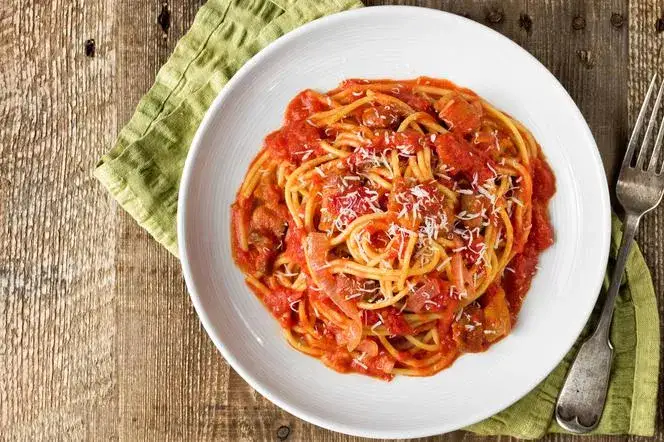 Zdjęcie Makaron spaghetti z dziurką: Odkryj sekrety bucatini i przepisy