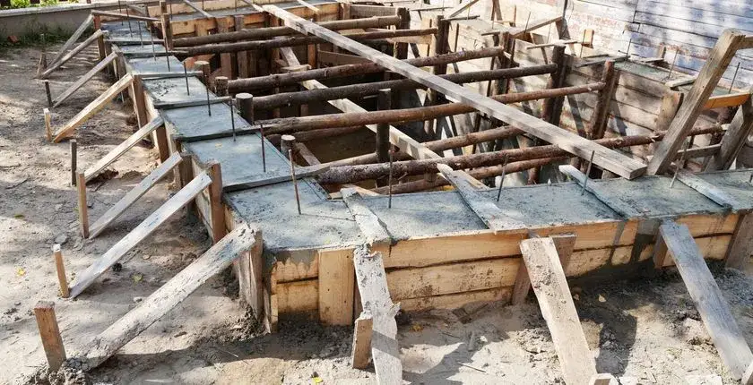 Zdjęcie Kiedy zdjąć szalunek: klucz do bezpiecznej konstrukcji betonowej