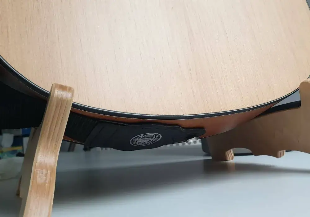 Zdjęcie Jak założyć pasek na ukulele - proste sposoby i cenne porady