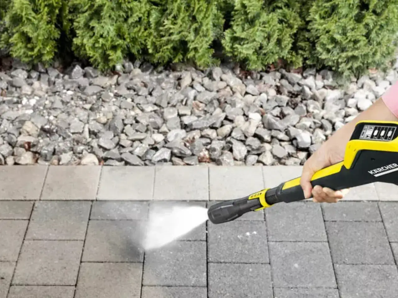 Zdjęcie Skuteczne sposoby na wyczyszczenie kostki brukowej z cementu