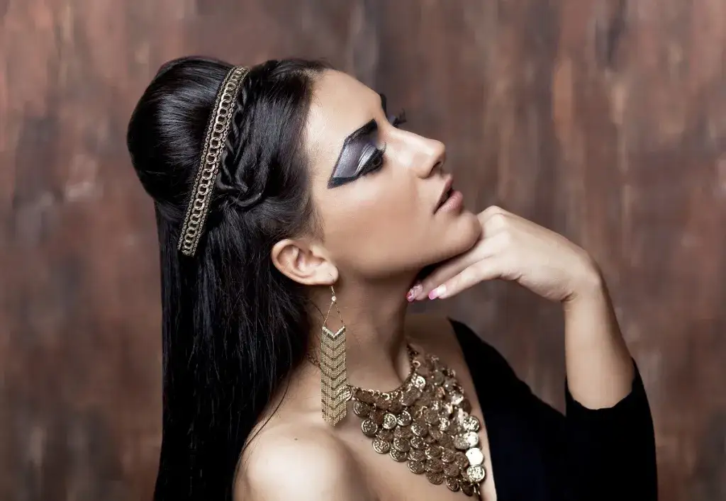 Zdjęcie Kto wymyślił makijaż? Historia, która zaskoczy każdego miłośnika kosmetyków