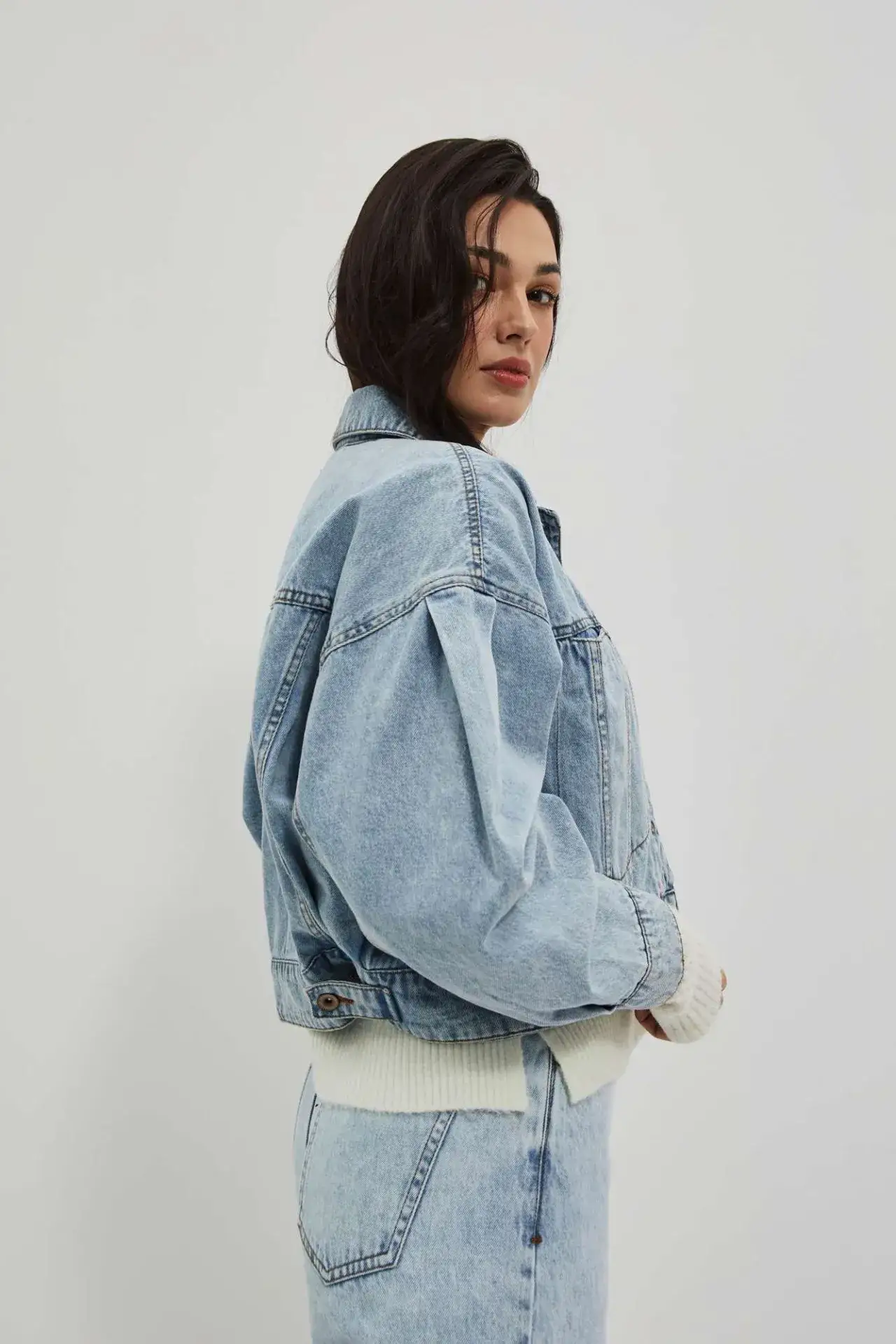 Zdjęcie Kurtka jeansowa oversize: 10 stylizacji, które Cię zaskoczą