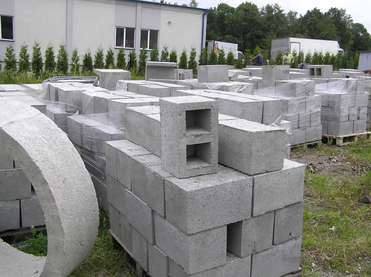 Zdjęcie Jaką zaprawą murować bloczki betonowe - 5 kluczowych zasad