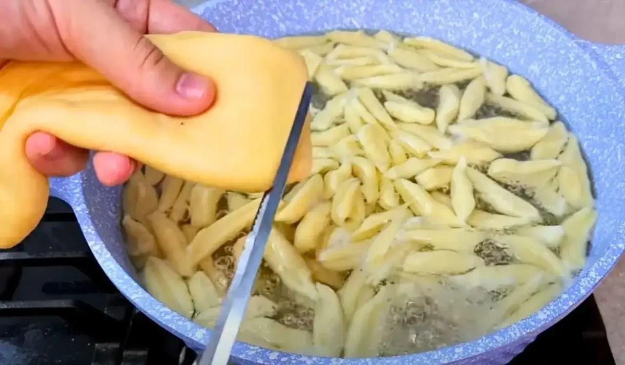 dłoń dodająca sól do miski z mąką