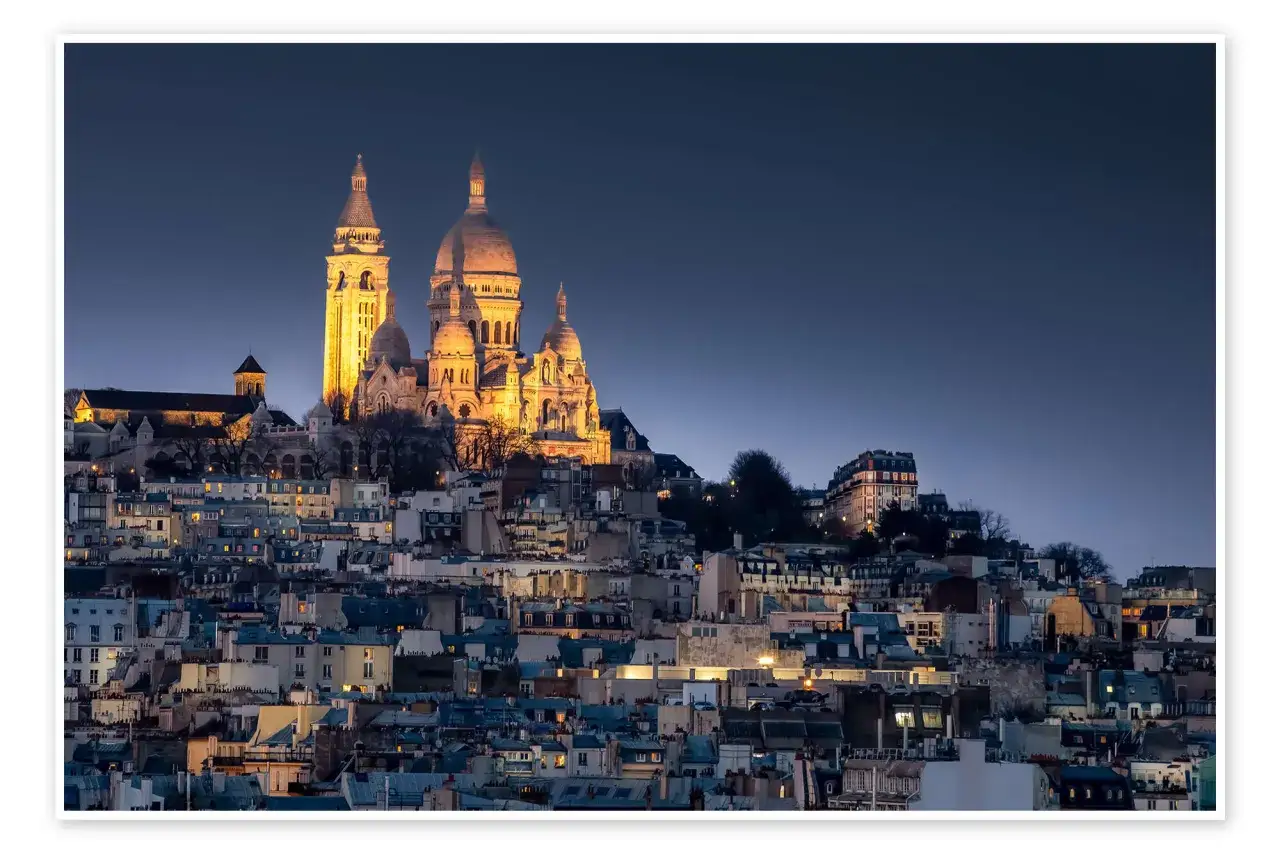 Wieczorny widok na Paryż z oświetloną bazyliką Sacré-Cœur na wzgórzu Montmartre, otoczoną gęstą zabudową.